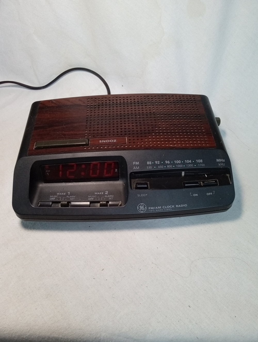 Vintage.GE Dual-Alarm AM/FM Clock Radio in Black and Wood Tone